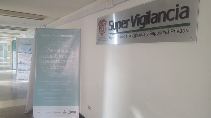 Exposición "Servidores Públicos Constructores de Paz" en la SuperVigilancia